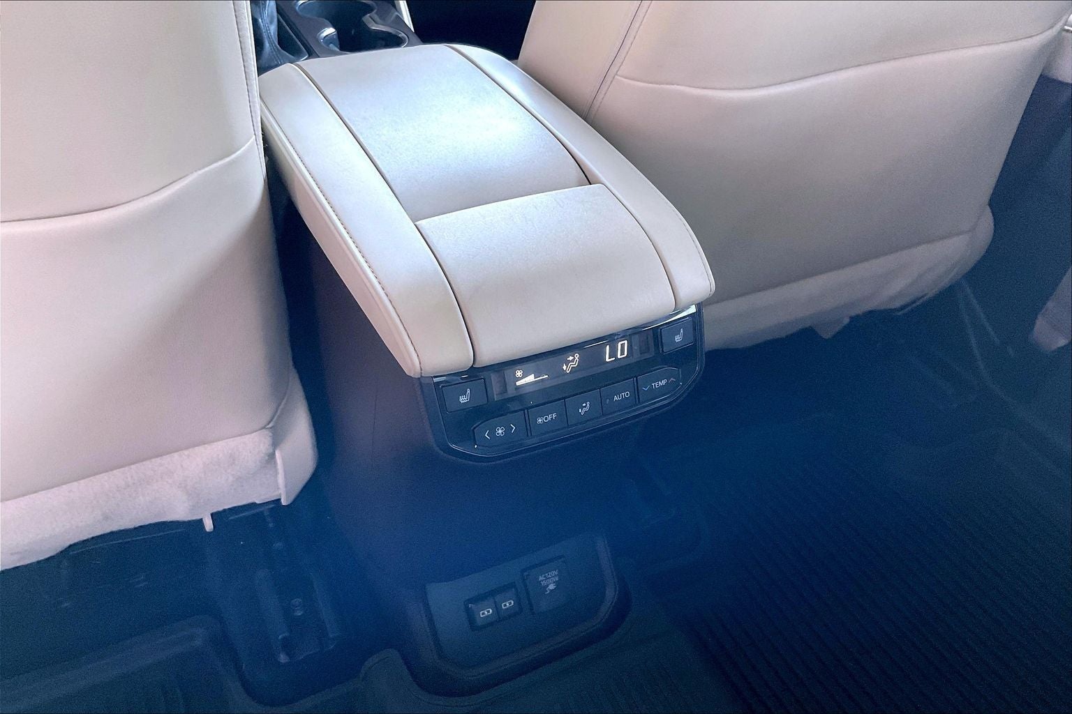 2022 Toyota Highlander Hybrid Platinum