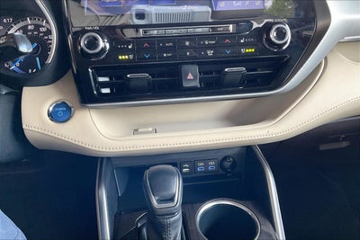 2022 Toyota Highlander Hybrid Platinum