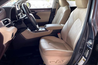 2022 Toyota Highlander Hybrid Platinum
