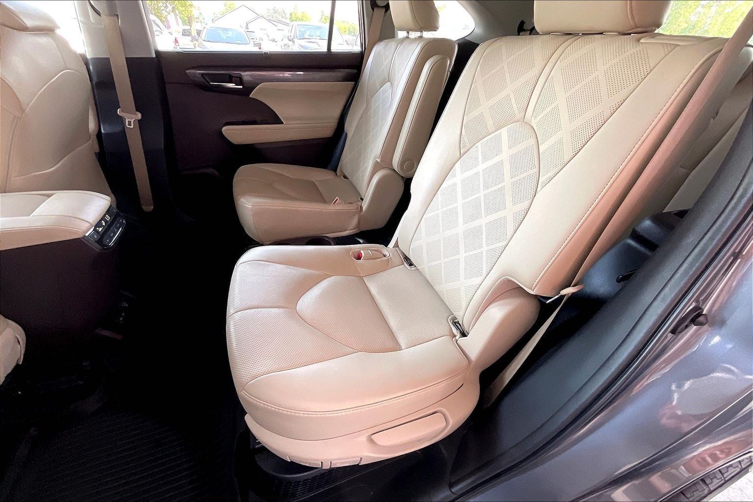 2022 Toyota Highlander Hybrid Platinum