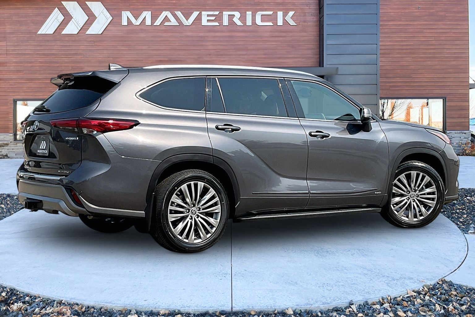 2022 Toyota Highlander Hybrid Platinum