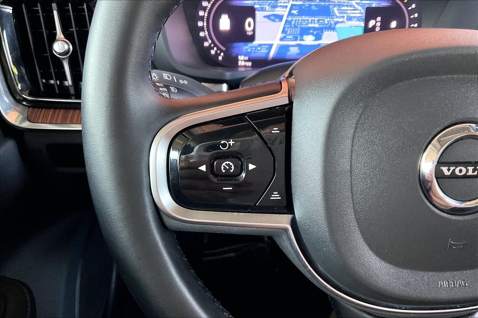 2024 Volvo S60 B5 Plus Dark Theme