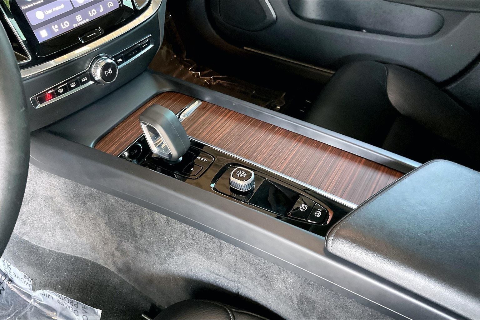 2024 Volvo S60 B5 Plus Dark Theme