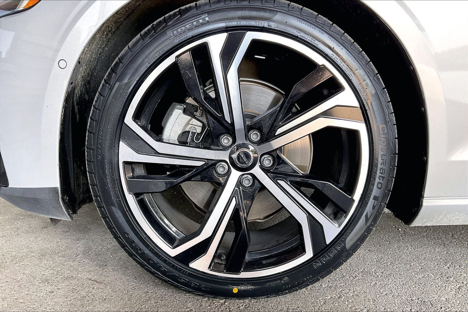 2024 Volvo S60 B5 Plus Dark Theme