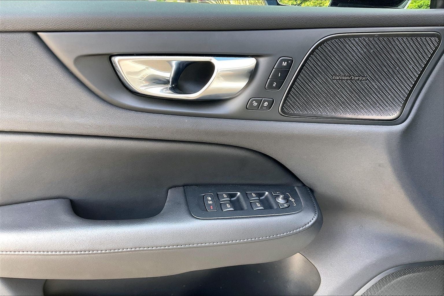 2023 Volvo S60 B5 Plus Dark Theme