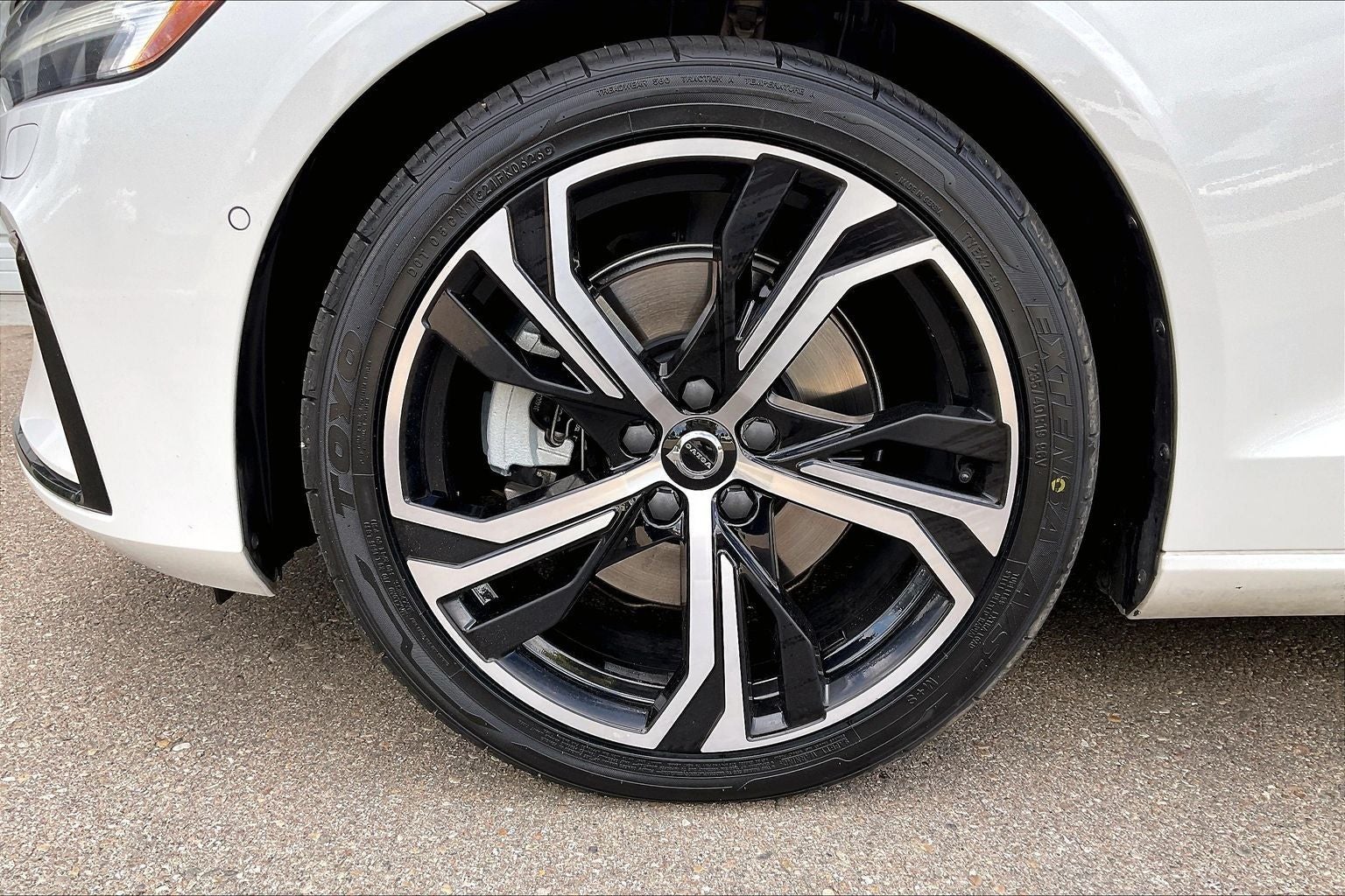 2023 Volvo S60 B5 Plus Dark Theme