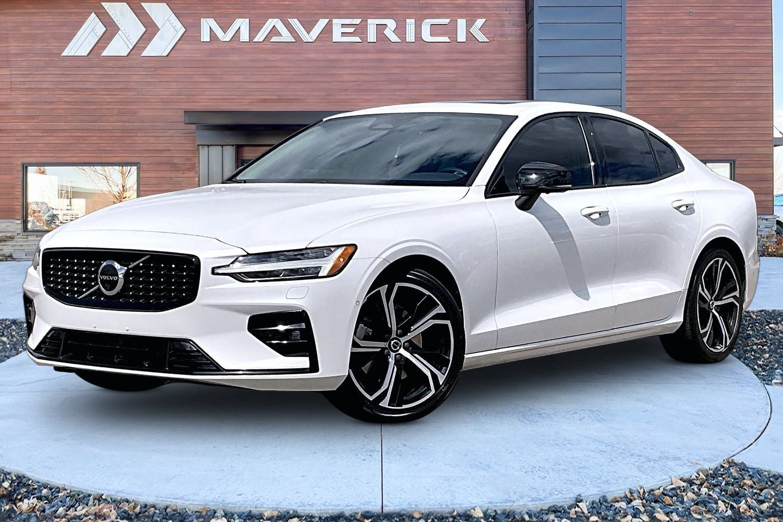 2023 Volvo S60 B5 Plus Dark Theme