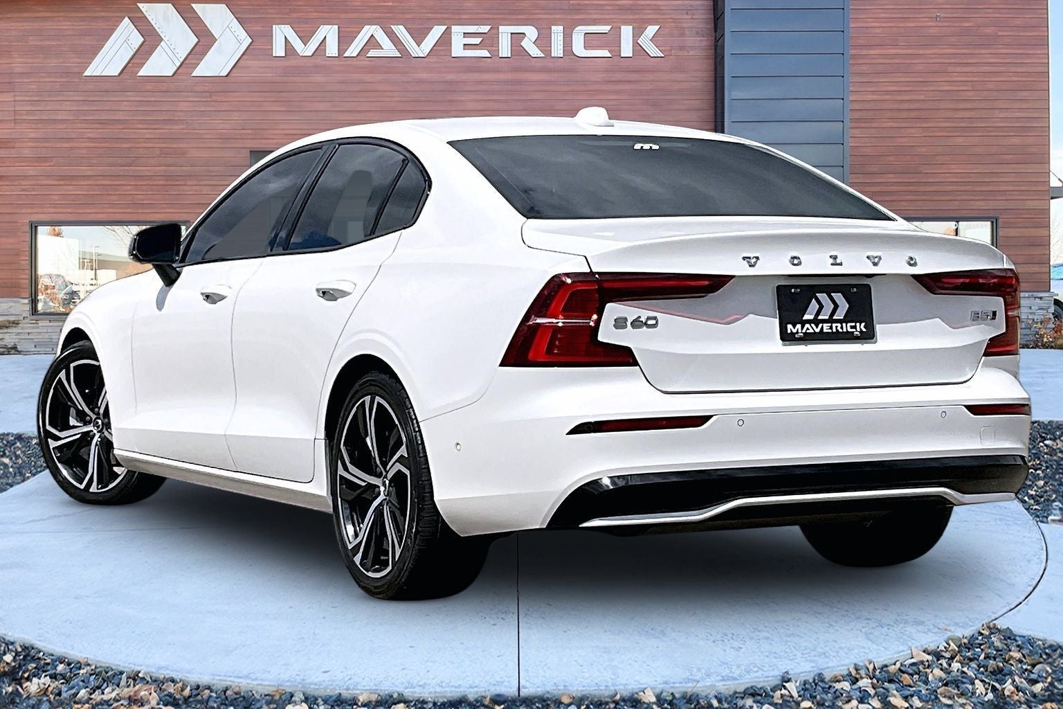 2023 Volvo S60 B5 Plus Dark Theme