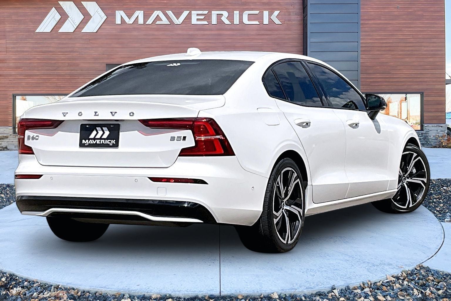 2023 Volvo S60 B5 Plus Dark Theme