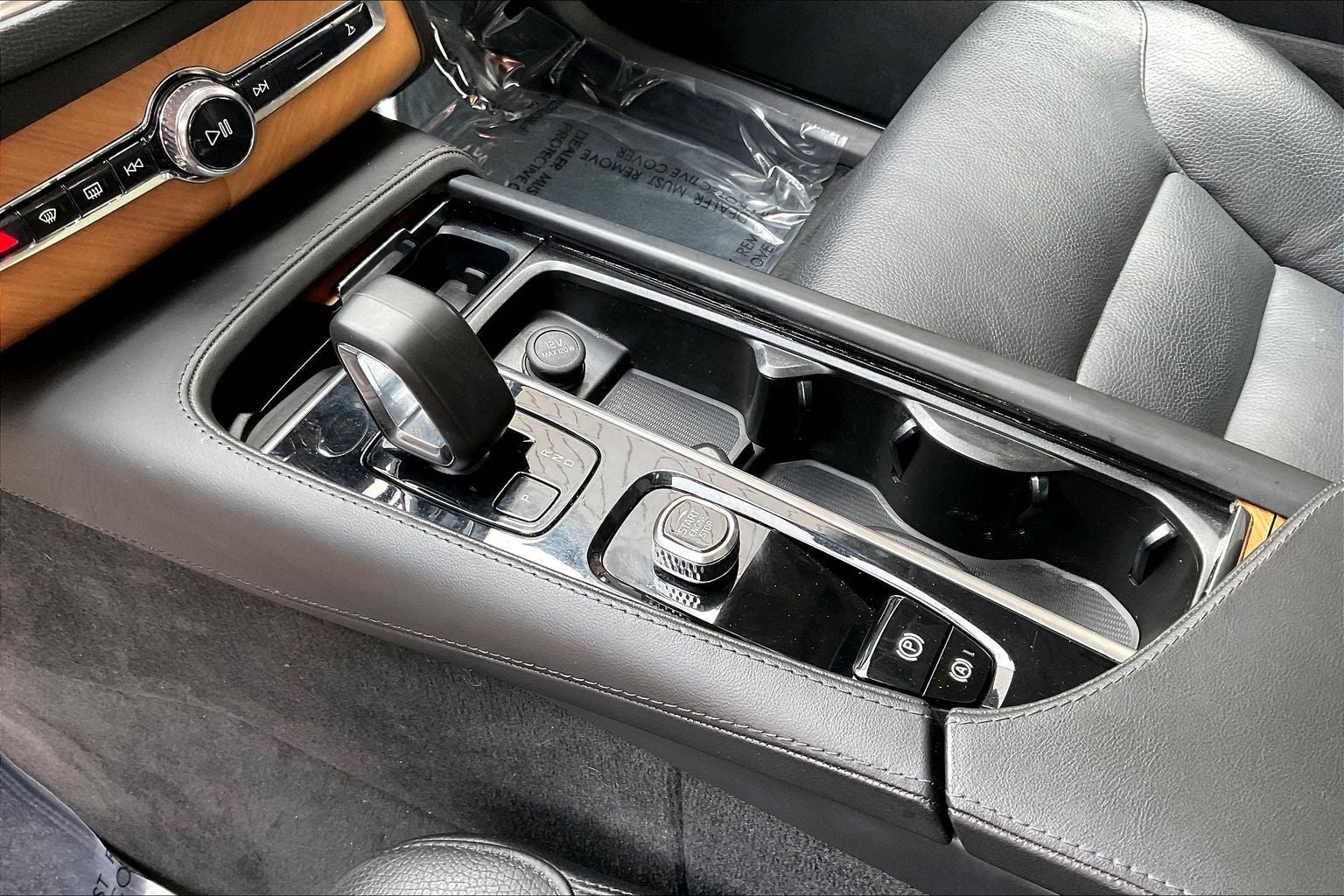 2024 Volvo XC90 B6 Plus Bright Theme 6-Seater