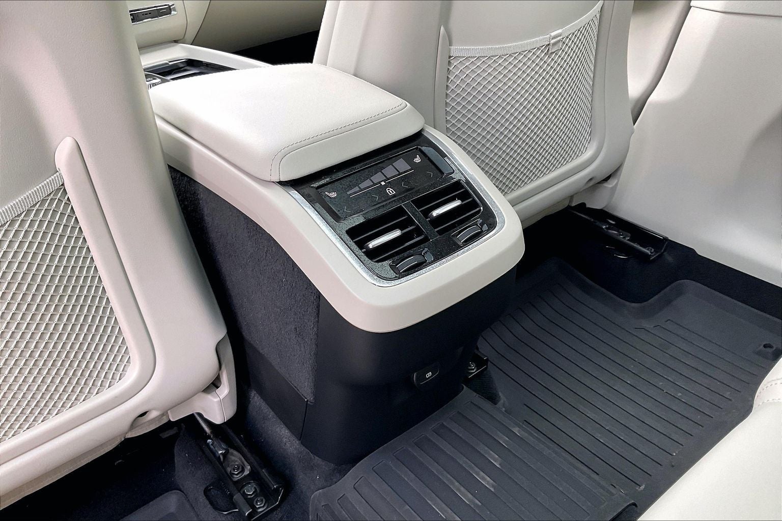 2023 Volvo XC60 B6 Ultimate Dark Theme