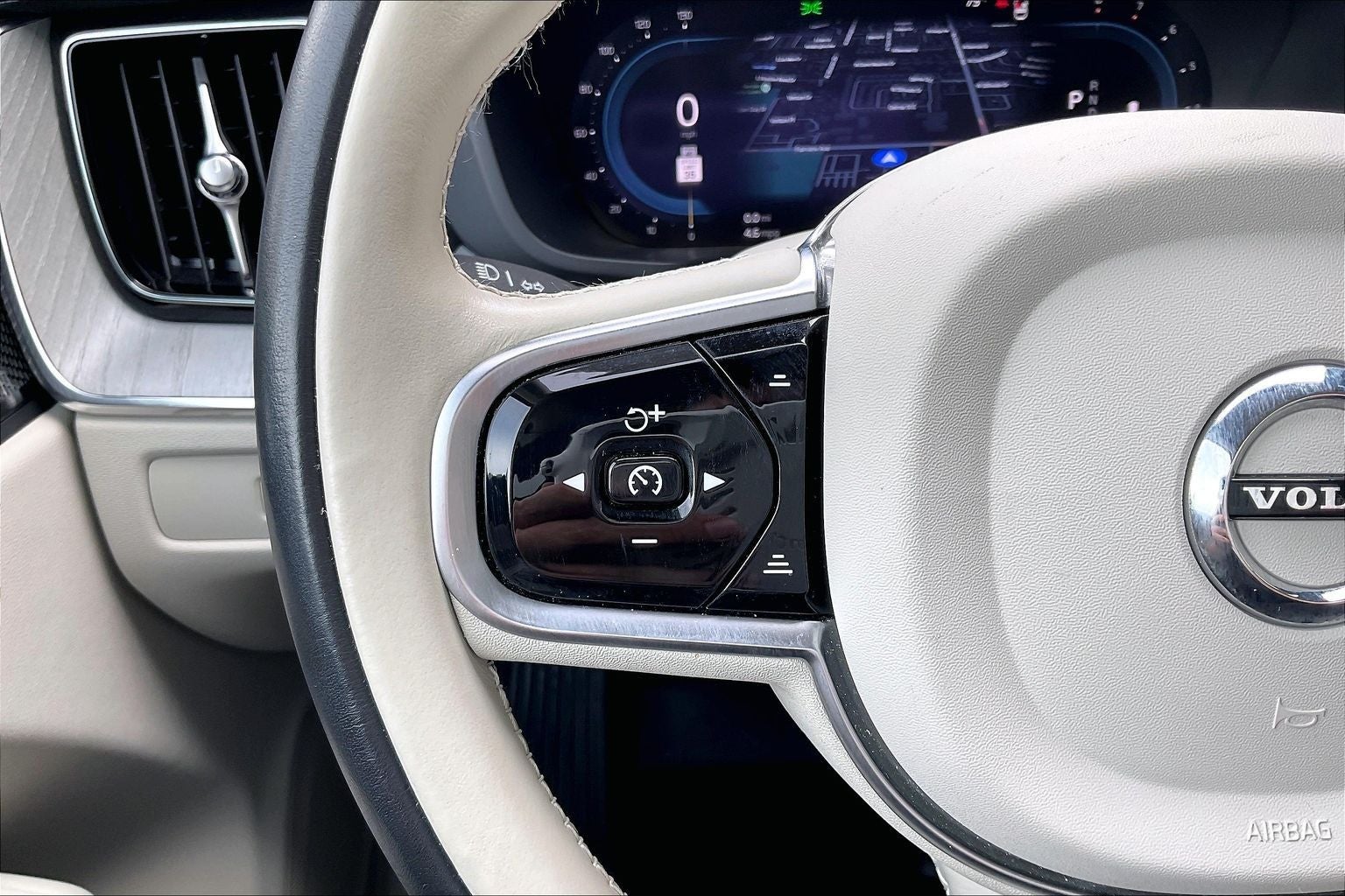 2023 Volvo XC60 B6 Ultimate Dark Theme