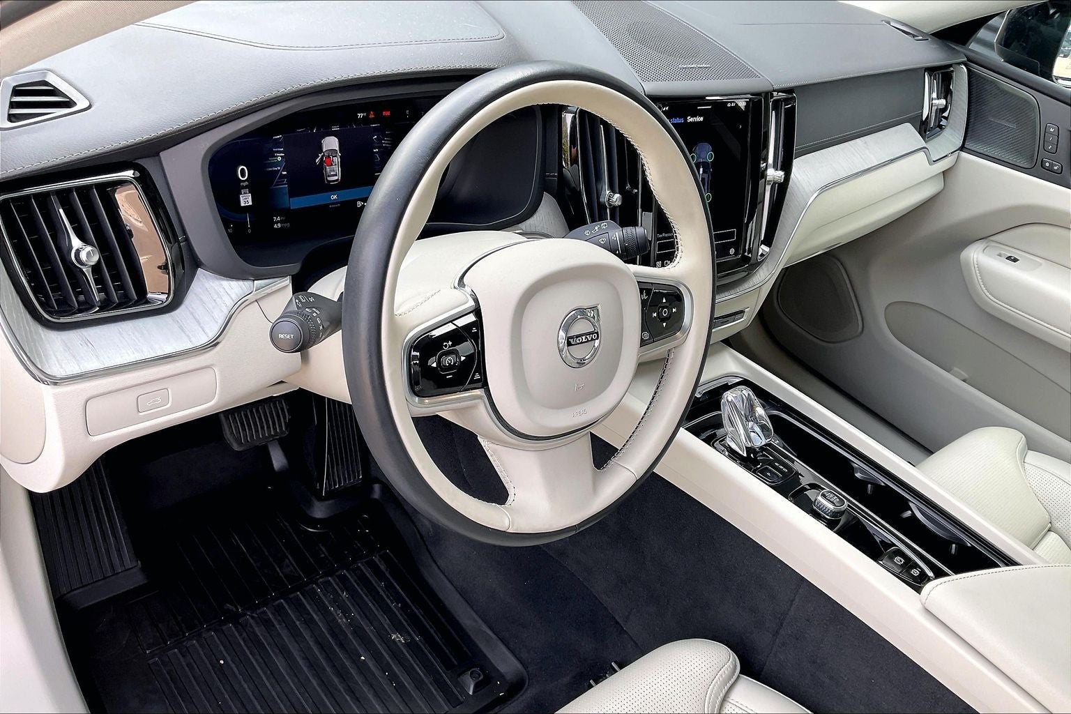 2023 Volvo XC60 B6 Ultimate Dark Theme