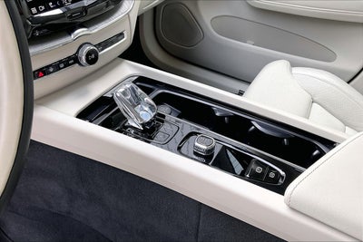 2023 Volvo XC60 B6 Ultimate Dark Theme