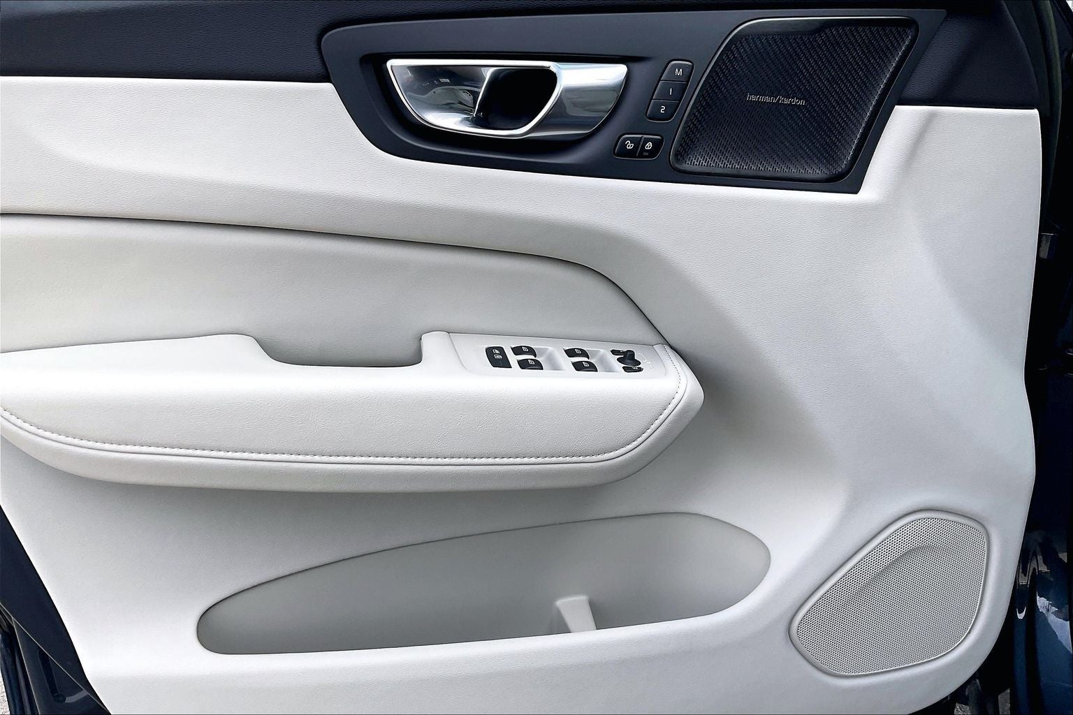 2023 Volvo XC60 B6 Ultimate Dark Theme