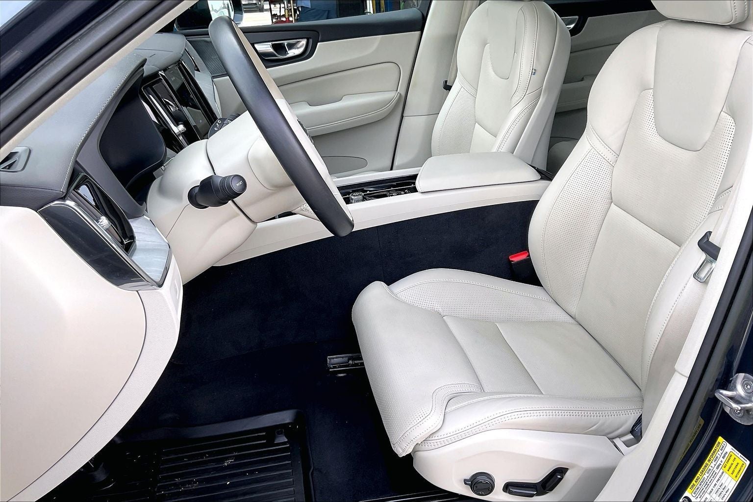 2023 Volvo XC60 B6 Ultimate Dark Theme