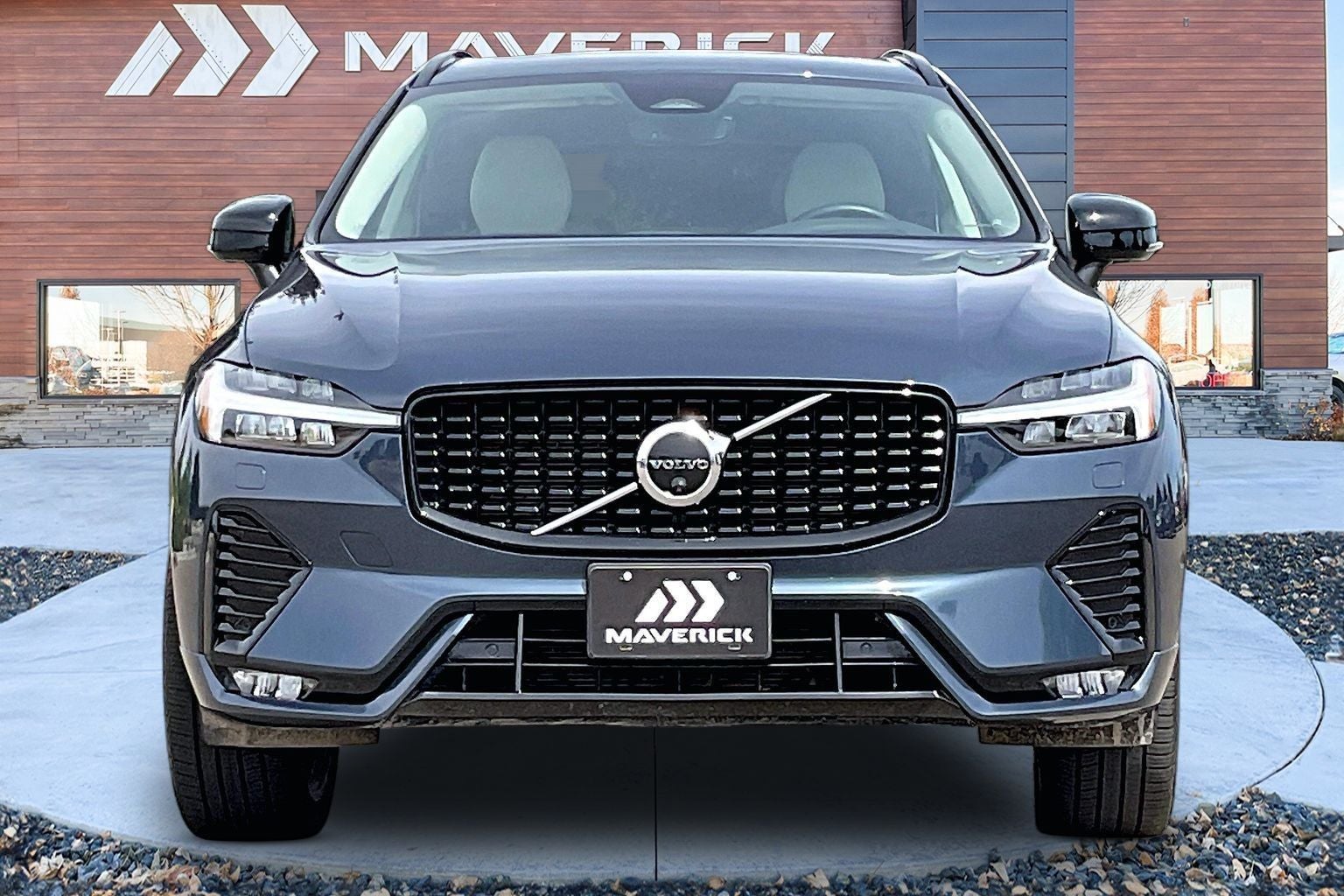 2023 Volvo XC60 B6 Ultimate Dark Theme