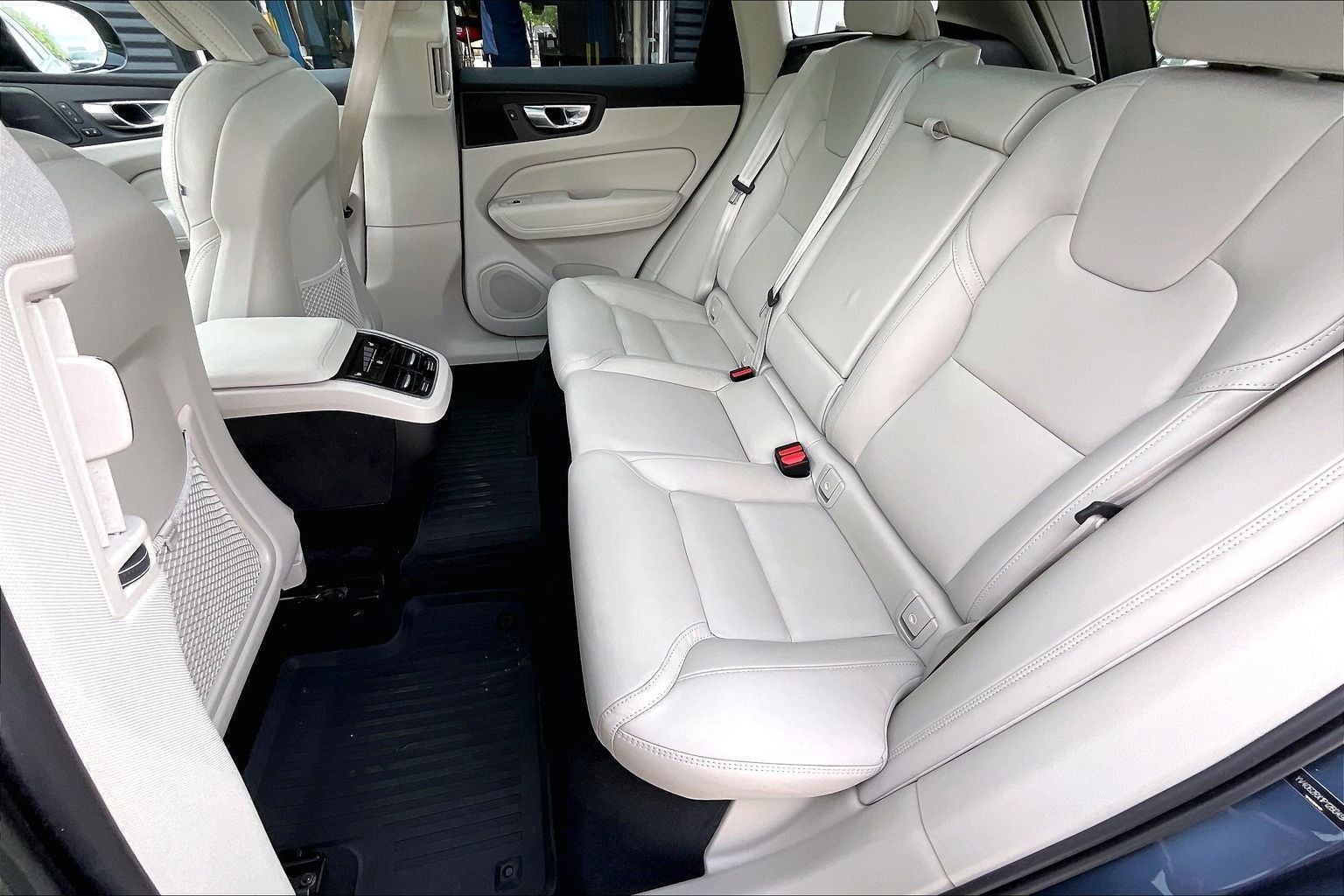 2023 Volvo XC60 B6 Ultimate Dark Theme