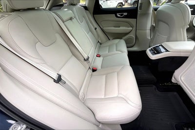 2023 Volvo XC60 B6 Ultimate Dark Theme