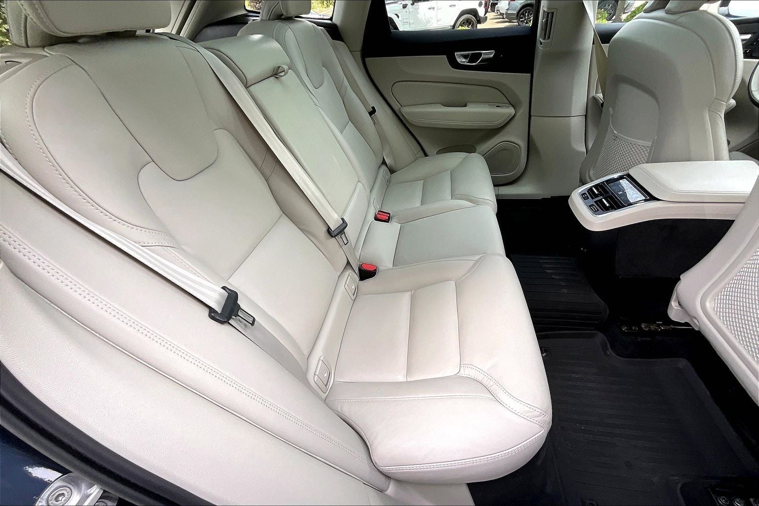 2023 Volvo XC60 B6 Ultimate Dark Theme