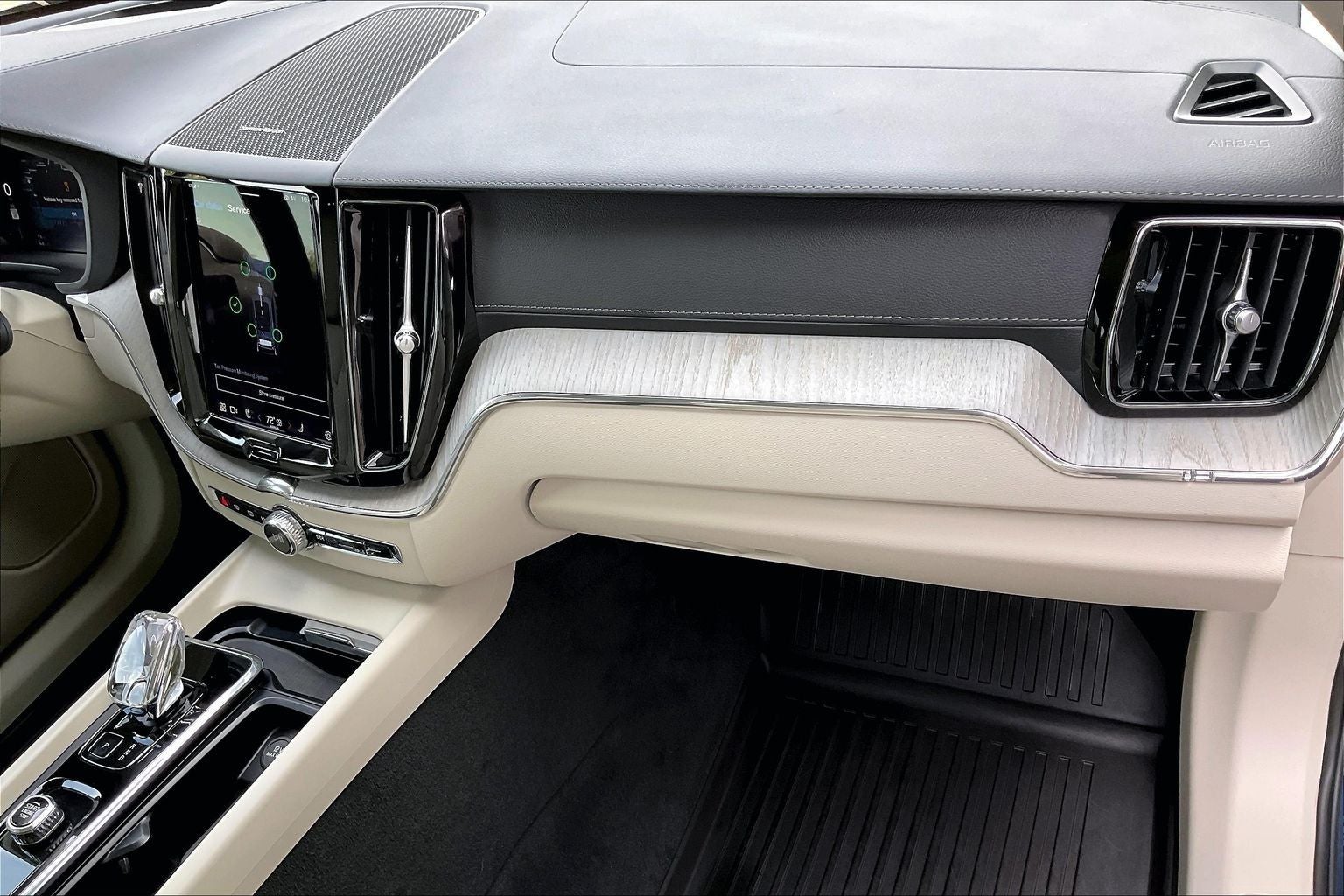 2023 Volvo XC60 B6 Ultimate Dark Theme