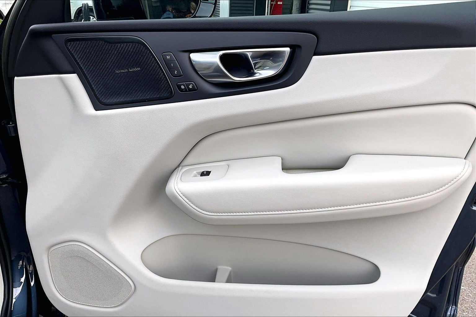 2023 Volvo XC60 B6 Ultimate Dark Theme