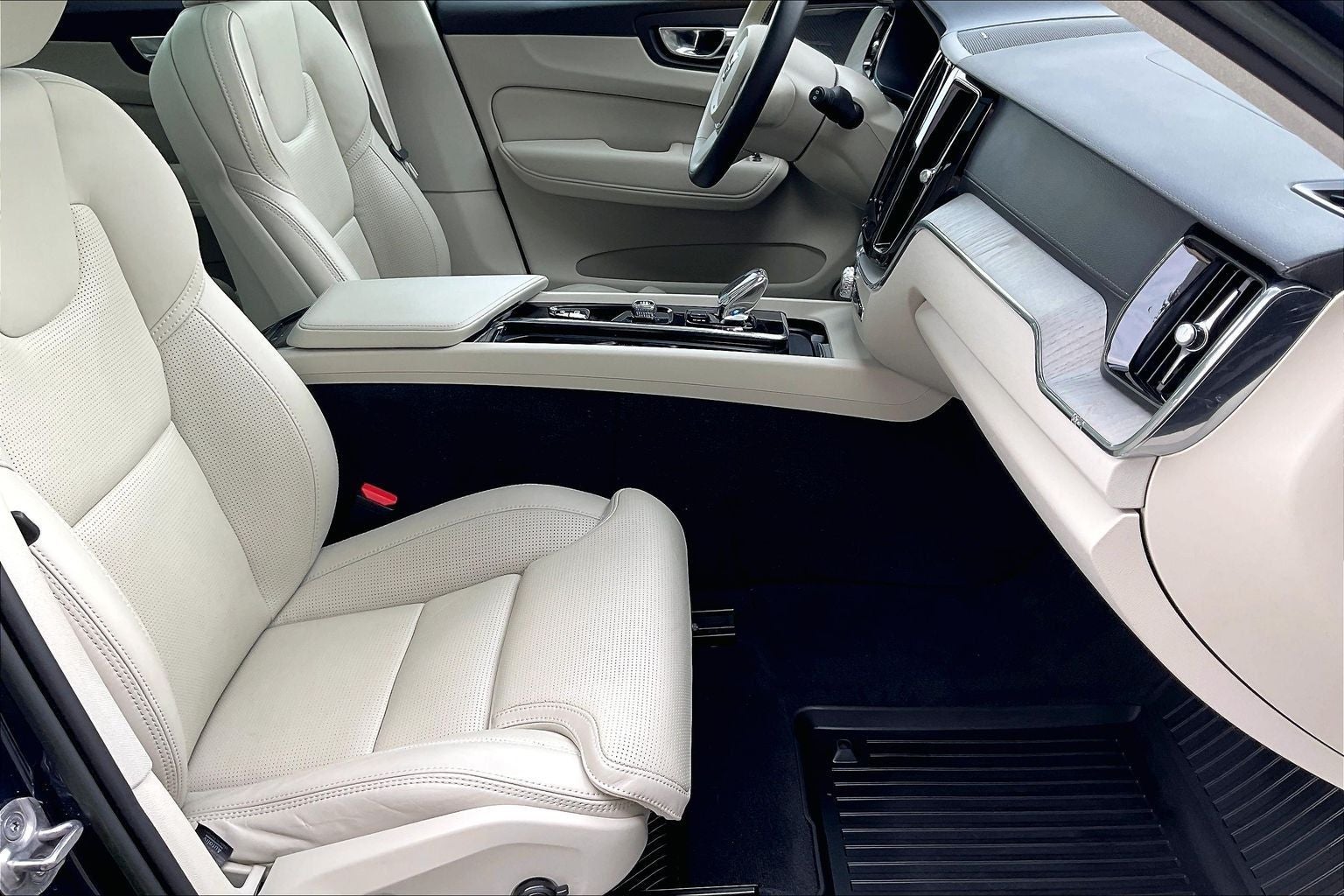 2023 Volvo XC60 B6 Ultimate Dark Theme