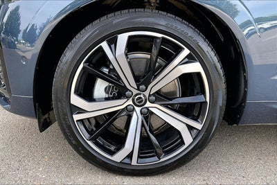 2023 Volvo XC60 B6 Ultimate Dark Theme