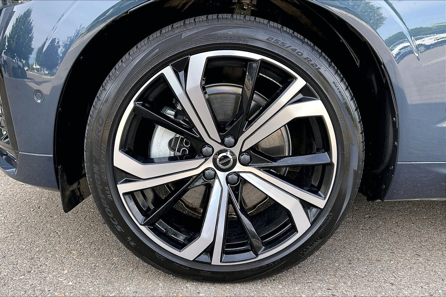 2023 Volvo XC60 B6 Ultimate Dark Theme
