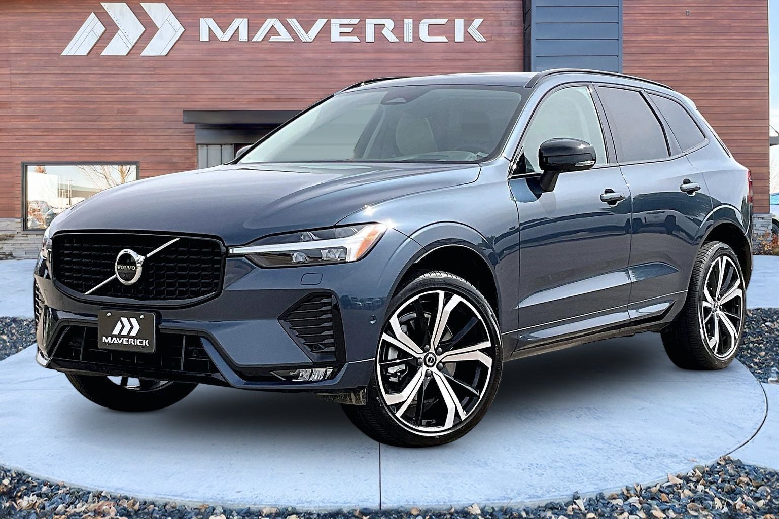 2023 Volvo XC60 B6 Ultimate Dark Theme