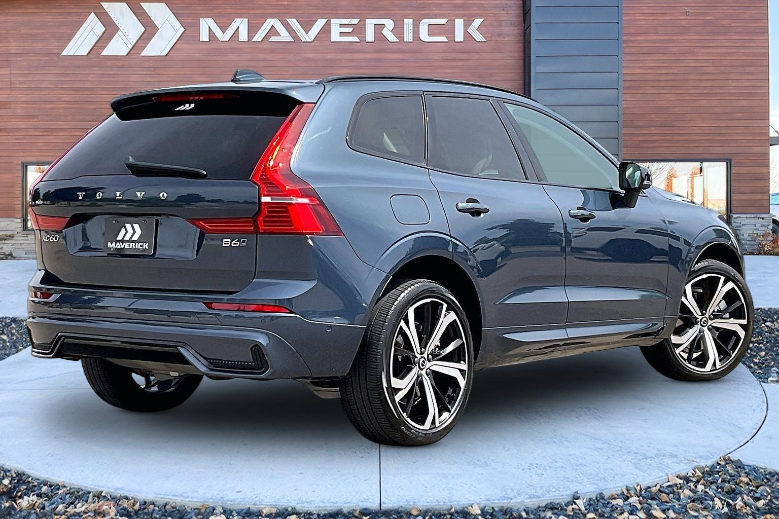 2023 Volvo XC60 B6 Ultimate Dark Theme