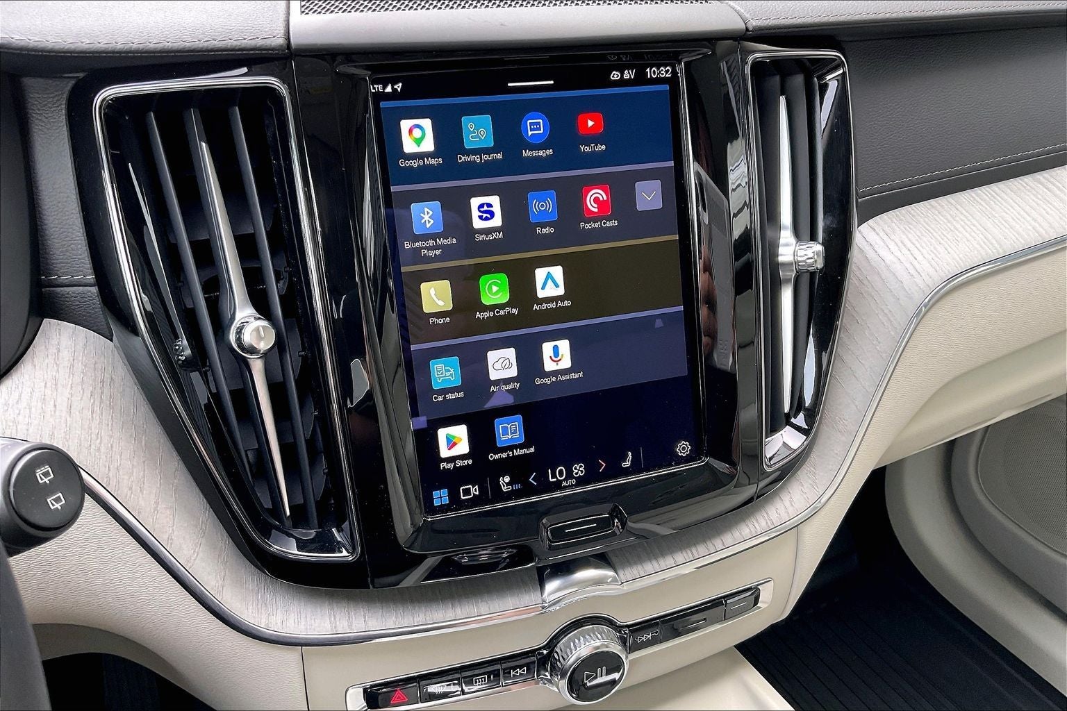 2023 Volvo XC60 B6 Ultimate Dark Theme